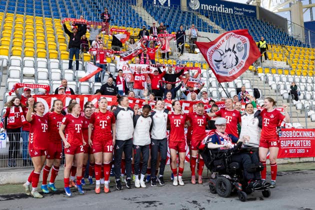 Google Pixel Womens Bundesliga FC Carl Zeiss Jena vs 1 FC Köln Jena 17 05 2026 Team and fans 1 FC Köln cheer together Google Pixel Womens Bundesliga FC Carl Zeiss Jena vs 1 FC Köln ad hoc arena at Ernst Abbe Sportfeld 17 05 2026 DFB REGULATIONS PROHIBIT ANY USE OF PHOTOGRAPHS AS IMAGE SEQUENCES AND OR QUASI VIDEO Copyright: xBEAUTIFULxSPORTS Duehringx