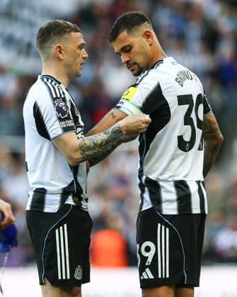 St James Park NEWCASTLE UPON TYNE, ENGLAND, MAY 17: Kieran Trippier (L) puts the Captains Armband on Bruno Guimaraes (R) of Newcastle United prior to the Premier League 2025-26 match between Newcastle United and West Ham United at St James Park on May 17, 2026 in Newcastle Upon Tyne, England. (Photo by Zach Forster Sports Press Photo) (Zach Forster Sports Press Photo SPP) Copyright: xZachxForster SportsxPressxPhotox xSPPx spp-en-ZaFoPrPh-spp26_zachf_1705_115