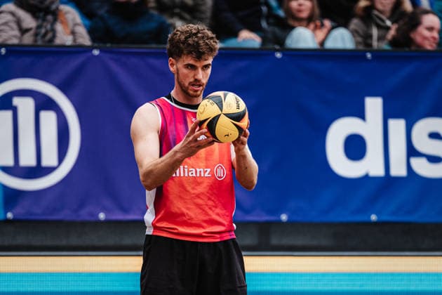Beach volleyball men Allianz German Beach Tour 2026 Tourstop Düsseldorf 17 05 2026 Luis Henrichs serving Düsseldorf Robert Lehr Ufer North Rhine-Westphalia Germany