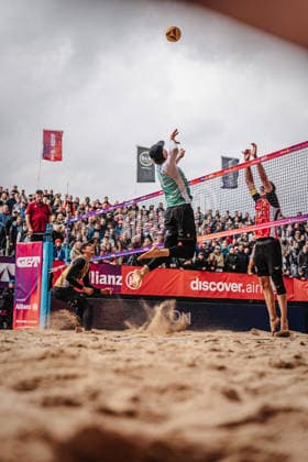 Beach volleyball men Allianz German Beach Tour 2026 Tourstop Düsseldorf 17 05 2026 f l Paul Henning attacking Robin Sowa Düsseldorf Robert Lehr Ufer North Rhine-Westphalia Germany