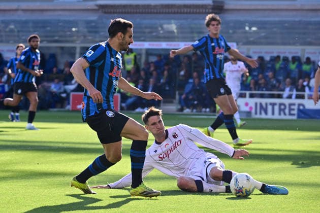 May 17, 2026, Bergamo, Lombardia: Atalanta s Davide Zappacosta and Bologna s Juan Miranda Gomez during the Italian Serie A soccer match Atalanta BC vs Bologna FC at the New Balance Arena in Bergamo, Italy, 16 May 2026..ANSA MICHELE MARAVIGLIA. Soccer: Serie A; Atalanta-Bologna  - ZUMAa110 20260517_zaf_a110_122 Copyright: xMichelexMaravigliax