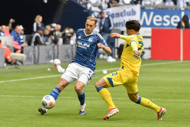 from left in duel Timo Becker Schalke 5 Fabio Di Michele Sanchez Braunschweig 22 17 05 2026 ¢ Football ¢ FC Schalke 04 vs Eintracht Braunschweig, Veltins Arena, Gelsenkirchen, DFB DFL REGULATIONS PROHIBIT ANY USE OF PHOTOGRAPHS AS IMAGE SEQUENCES AND OR QUASI VIDEO Copyright: xpepphotox xSaschaxWeizx pep00321, pep_20260517_hm_360387