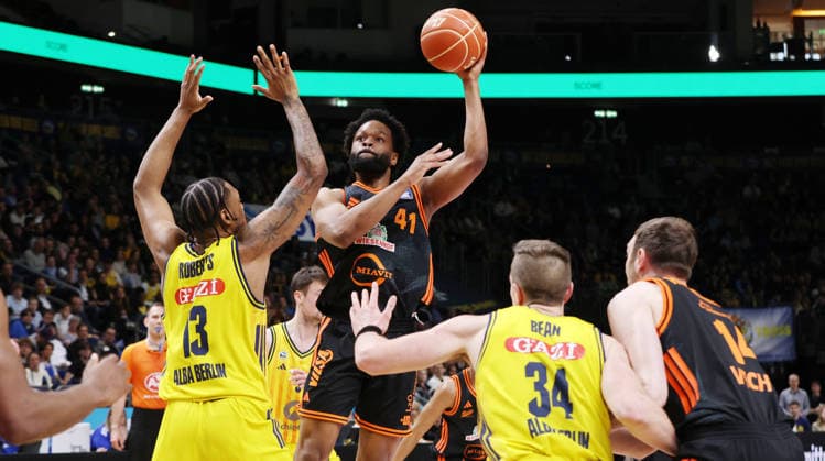 J Wan Roberts, Lloyd Pandi on the ball, Justin Bean, Philipp Herkenhoff duel Game scene Action Sport Basketball BBL Bundesliga Mens Play Off Quarter Final Season 2025 2026 17 05 2026 ALBA Berlin vs SC Rasta Vechta