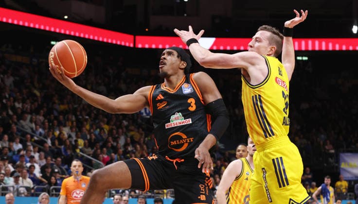 Malik Parsons on the ball, Justin Bean duel Game scene Action Sport Basketball BBL Bundesliga Mens Play Off Quarter-final Season 2025 2026 17 05 2026 ALBA Berlin vs SC Rasta Vechta