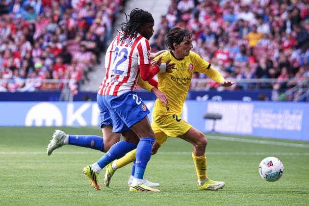 Atletico de Madrid vs Girona, on the 37th matchday of the 2025 26 Spanish First Division May 17, 2026, Madrid, Spain Bryan Gil protects the ball against Matteo Ruggeri and Ademola Lookman during the Spanish championship LaLiga football match between Atletico de Madrid and Girona CF on 17 May 2026 at Estadio Santiago Bernabeu in Madrid, Spain Madrid, Spain Madrid, Spain Madrid Madrid Spain Copyright: xAlejandroxMatiasx