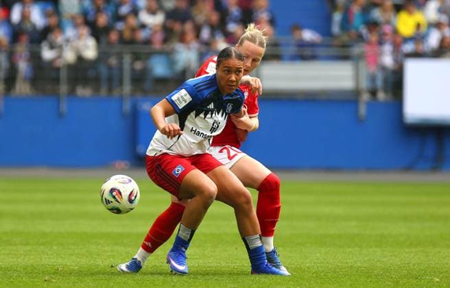 17 05 2026, xcex, GER, Hamburg, Volksparkstadion, Frauenfussball, 1 Bundesliga, DIE LIGA, Google Pixel Frauen Bundesliga, Saison 2025 2026, Spieltag 26, HSV, FCB, Hamburger SV Frauen FC Bayern Muenchen, Melina Krueger FCB vs Franziska Kett FCB DFL regulations prohibit any use of photographs as image sequences and or quasi video