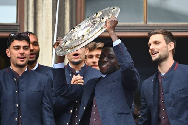 Bara Sapoko NDIAYE FCB with bowl,Meisterschale,Pokal,Cup,Trophaee Meisterfeier FC Bayern Muenchen auf dem Rathausbalkon auf dem Marienplatz in Muenchen am 17 05 2026 Fußball 1 Bundesliga Saison 2025 2026, 34 Spieltag,