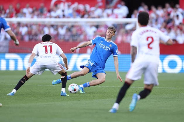 ESP LaLiga EA Sports Sevilla FC v Real Madrid Dean Huijsen of Real Madrid shields the ball from Ruben Vargas Martinez of Sevilla during LaLiga EA Sports, between Sevilla FC v Real Madrid played at Ramon Sanchez Pizjuan Stadium, Sevilla on May 17th, 2026 in Spain Sevilla Spain Football Copyright: xRafaelxRomanx xAgenciaxLOFx