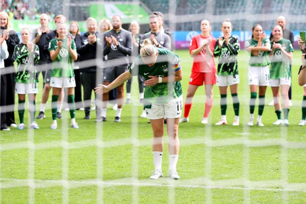 VfL vs Nuremberg, BL Women Wolfsburg, 17 05 2026, Football, Women, Google Pixel Bundesliga, Season 2025 2026, VfL Wolfsburg vs 1 FC Nuremberg Alexandra Popp VfL Wolfsburg thanks the fans AOK Stadion Niedersachsen Germany