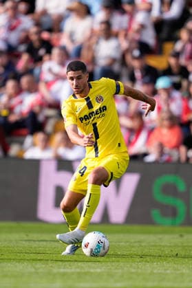 May 17, 2026, Madrid, Madrid, Spain: Santi Comesana of Villarreal CF controls the ball during the Spanish League, LaLiga EA Sports, football match played between Rayo Vallecano and Villarreal CF at Estadio de Vallecas on May 17, 2026, in Madrid, Spain. Rayo Vallecano V Villarreal CF - LaLiga EA Sports  - ZUMAa181 20260517_zaa_a181_220 Copyright: xDennisxAgyemanx
