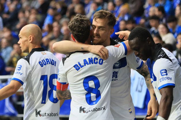 ESP LaLiga EA Sports Real Oviedo v Alaves Toni Martinez scores goal 0 1 for Alaves and celebrates his goal and Blanco during LaLiga EA Sports, between Real Oviedo v Alaves played at Carlos Tartiere Stadium in Oviedo on May 17th, 2026 in Spain Oviedo Spain Futbol Copyright: xAgenciaxLOFx