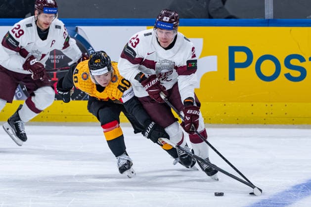 ZURICH, SWITZERLAND - MAY 17: Alexander Ehl (Germany, 40) in the battle for the puck with Sandis Vilmanis (Latvia, 23) during the Preliminary Round - Group A Match 15 between Germany and Latvia at the IIHF Ice hockey, Eishockey World Championship, WM, Weltmeisterschaft 2026, Swiss Life Arena on May 17, 2026 in Zurich, Switzerland. Zurich Switzerland Copyright: xTimoxSteinx
