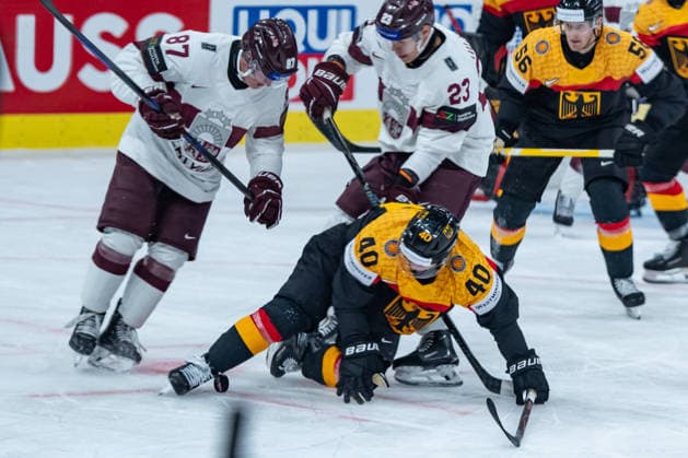 ZURICH, SWITZERLAND - MAY 17: Alexander Ehl (Germany, 40) saving the puck from Kristaps Skrastins (Latvia, 87) during the Preliminary Round - Group A Match 15 between Germany and Latvia at the IIHF Ice hockey, Eishockey World Championship, WM, Weltmeisterschaft 2026, Swiss Life Arena on May 17, 2026 in Zurich, Switzerland. Zurich Switzerland Copyright: xTimoxSteinx