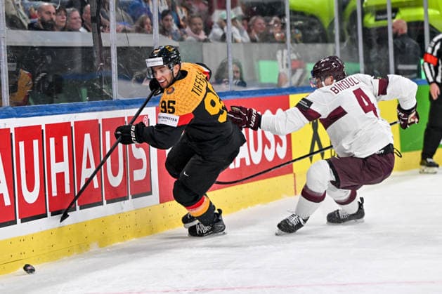 ZURICH, SWITZERLAND MAY 17 Frederik Tiffels of Germany in action chased by Kristofers Bindulis of Latvia during the 2026 IIHF Ice Hockey World Championship Switzerland game between Germany and Latvia at Swiss Life Arena on May 17, 2026 in Zurich, Zurich Zurich Swiss Life Arena Zurich Switzerland Copyright: xJustPictures.ch AndreaxBrancax jp-en-EuSpIm-JP7_ANB_Ger_Lat_17052026_6828
