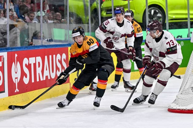 ZURICH, SWITZERLAND MAY 17 Alexander Ehl of Germany in action against Deniss Smirnovs of Latvia R during the 2026 IIHF Ice Hockey World Championship Switzerland game between Germany and Latvia at Swiss Life Arena on May 17, 2026 in Zurich, Zurich Zurich Swiss Life Arena Zurich Switzerland Copyright: xJustPictures.ch AndreaxBrancax jp-en-EuSpIm-JP7_ANB_Ger_Lat_17052026_7289