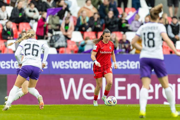 Leela Egli Sport Club Freiburg in action, on the ball, individual action during the Women s Soccer Bundesliga match between SGS Essen and Sport Club Freiburg, Stadion an der Hafenstrasse on May 17, 2026 in Essen, Germany Photo by Mario Hommes DeFodi Images Leela Egli Sport Club Freiburg controls the ball during the Women s Soccer Bundesliga match between SGS Essen and Sport Club Freiburg at Stadion an der Hafenstrasse on May 17, 2026 in Essen, Germany Photo by Mario Hommes DeFodi Images DFL regulations prohibit any use of photographs as image sequences and or quasi video