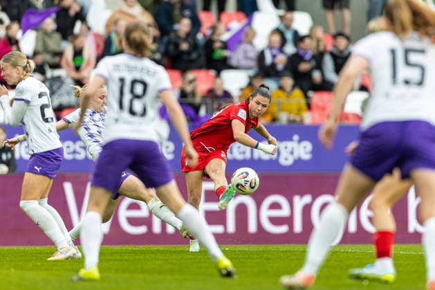 Leela Egli Sport Club Freiburg in action, on the ball, individual action during the Women s Soccer Bundesliga match between SGS Essen and Sport Club Freiburg, Stadion an der Hafenstrasse on May 17, 2026 in Essen, Germany Photo by Mario Hommes DeFodi Images Leela Egli Sport Club Freiburg controls the ball during the Women s Soccer Bundesliga match between SGS Essen and Sport Club Freiburg at Stadion an der Hafenstrasse on May 17, 2026 in Essen, Germany Photo by Mario Hommes DeFodi Images DFL regulations prohibit any use of photographs as image sequences and or quasi video