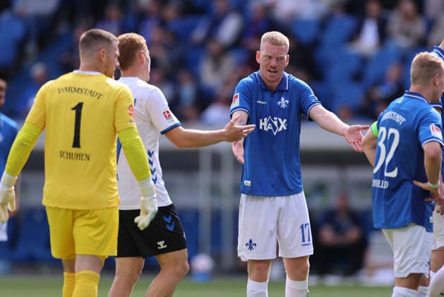 16 05 2026, Soccer 2 Bundesliga, SV Darmstadt 98 SC Paderborn, v l , Kai Klefisch SV Darmstadt 98 gibt Anweisungen, gestikuliert, mit den Armen gestikulieren, gives instructions, gesticulate DFL DFB REGULATIONS PROHIBIT ANY USE OF PHOTOGRAPHS AS IMAGE SEQUENCES AND OR QUASI VIDEO xdcx Copyright: HMBxMedia Claus