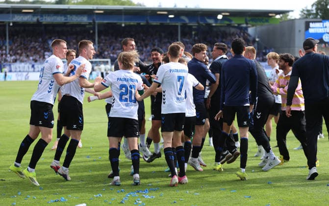 16 05 2026, Soccer 2 Bundesliga, SV Darmstadt 98 SC Paderborn, v l , Paderborn players cheering celebrate after the final whistle in Hanover, Paderborn plays in the relegation for promotion to the Bundesliga DFL DFB REGULATIONS PROHIBIT ANY USE OF PHOTOGRAPHS AS IMAGE SEQUENCES AND OR QUASI VIDEO xdcx Copyright: HMBxMedia Claus