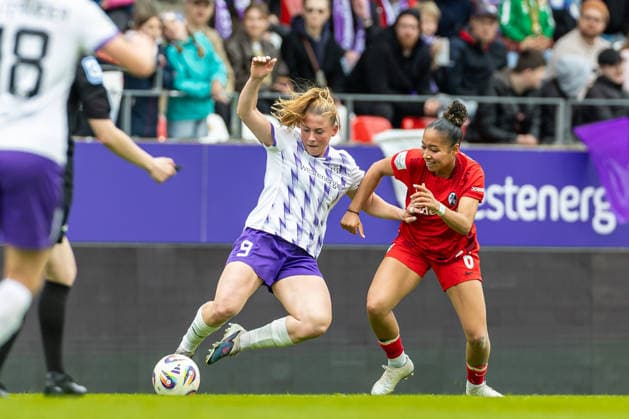Ramona Maier SGS Essen and Nicole Ojukwu Sport Club Freiburg battle for the ball during the Women s Soccer Bundesliga match between SGS Essen and Sport Club Freiburg, Stadion an der Hafenstrasse on May 17, 2026 in Essen, Germany, Germany Photo by Mario Hommes DeFodi Images Ramona Maier SGS Essen and Nicole Ojukwu Sport Club Freiburg battle for the ball during the Women s Soccer Bundesliga match between SGS Essen and Sport Club Freiburg at Stadion an der Hafenstrasse on May 17, 2026 in Essen, Germany Photo by Mario Hommes DeFodi Images DFL regulations prohibit any use of photographs as image sequences and or quasi video