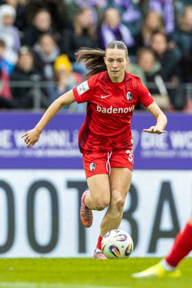 Nora Scherer Sport Club Freiburg in action, on the ball, single action during the Women s Soccer Bundesliga match between SGS Essen and Sport Club Freiburg, Stadion an der Hafenstrasse on May 17, 2026 in Essen, Germany Photo by Mario Hommes DeFodi Images Nora Scherer Sport Club Freiburg controls the ball during the Women s Soccer Bundesliga match between SGS Essen and Sport Club Freiburg at Stadion an der Hafenstrasse on May 17, 2026 in Essen, Germany Photo by Mario Hommes DeFodi Images DFL regulations prohibit any use of photographs as image sequences and or quasi video