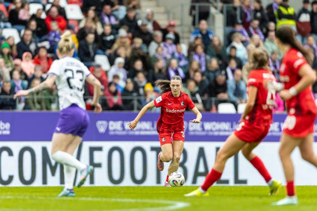 Nora Scherer Sport Club Freiburg in action, on the ball, single action during the Women s Soccer Bundesliga match between SGS Essen and Sport Club Freiburg, Stadion an der Hafenstrasse on May 17, 2026 in Essen, Germany Photo by Mario Hommes DeFodi Images Nora Scherer Sport Club Freiburg controls the ball during the Women s Soccer Bundesliga match between SGS Essen and Sport Club Freiburg at Stadion an der Hafenstrasse on May 17, 2026 in Essen, Germany Photo by Mario Hommes DeFodi Images DFL regulations prohibit any use of photographs as image sequences and or quasi video