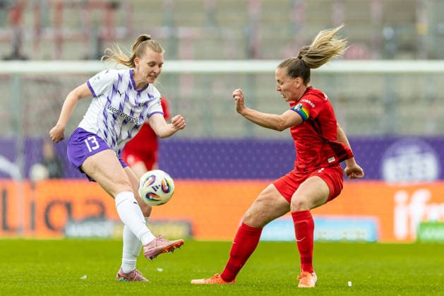 Maike Berentzen SGS Essen and Lisa Karl Sport Club Freiburg in a duel during the Women s Soccer Bundesliga match between SGS Essen and Sport Club Freiburg, Stadion an der Hafenstrasse on May 17, 2026 in Essen, Germany, Germany Photo by Mario Hommes DeFodi Images Maike Berentzen SGS Essen and Lisa Karl Sport Club Freiburg battle for the ball during the Women s Soccer Bundesliga match between SGS Essen and Sport Club Freiburg at Stadion an der Hafenstrasse on May 17, 2026 in Essen, Germany Photo by Mario Hommes DeFodi Images DFL regulations prohibit any use of photographs as image sequences and or quasi video