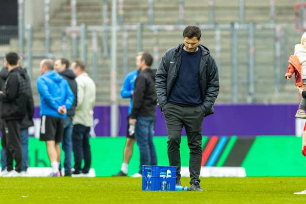 Coach Edmond Kapllani Sport Club Freiburg looks on during the Women s Soccer Bundesliga match between SGS Essen and Sport Club Freiburg at Stadion an der Hafenstrasse on May 17, 2026 in Essen, Germany, Germany Photo by Mario Hommes DeFodi Images Trainer Edmond Kapllani Sport Club Freiburg looks on during the Women s Soccer Bundesliga match between SGS Essen and Sport Club Freiburg at Stadion an der Hafenstrasse on May 17, 2026 in Essen, Germany Photo by Mario Hommes DeFodi Images DFL regulations prohibit any use of photographs as image sequences and or quasi video