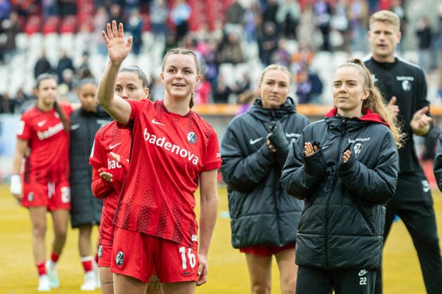 Selina Vobian Sport Club Freiburg , Greta Stegemann Sport Club Freiburg , Sophie Nachtigall Sport Club Freiburg and Lisa Kolb Sport Club Freiburg gestures, gestures during the Women s Soccer Bundesliga match between SGS Essen and Sport Club Freiburg, Stadion an der Hafenstrasse on May 17, 2026 in Essen, Germany Photo by Mario Hommes DeFodi Images Selina Vobian Sport Club Freiburg , Greta Stegemann Sport Club Freiburg , Sophie Nachtigall Sport Club Freiburg and Lisa Kolb Sport Club Freiburg gestures during the Women s Soccer Bundesliga match between SGS Essen and Sport Club Freiburg at Stadion an der Hafenstrasse on May 17, 2026 in Essen, Germany Photo by Mario Hommes DeFodi Images DFL regulations prohibit any use of photographs as image sequences and or quasi video