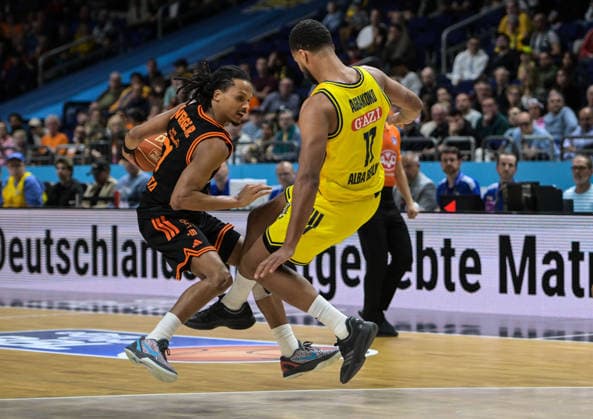 17 05 2026, xlakx, Basketball easyCredit BBL Bundesliga Playoffs, Alba Berlin SC Rasta Vechta v l Alonzo Verge Rasta Vechta , Norris Agbakoko Alba Berlin duel, duel, fight, tackle Berlin