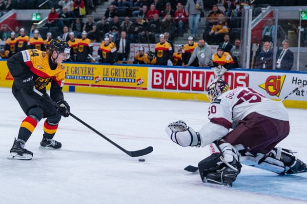 ZURICH, SWITZERLAND - MAY 17: Joshua Samanski (Germany, 44) in front of Kristers Gudlevskis (Latvia, 50) during the Preliminary Round - Group A Match 15 between Germany and Latvia at the IIHF Ice hockey, Eishockey World Championship, WM, Weltmeisterschaft 2026, Swiss Life Arena on May 17, 2026 in Zurich, Switzerland. Zurich Switzerland Copyright: xTimoxSteinx