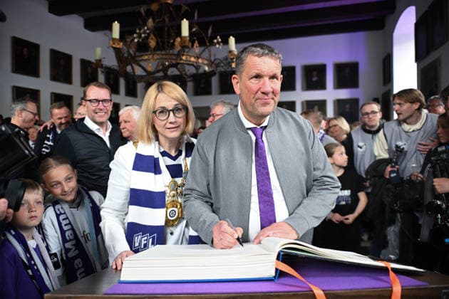 Champion celebration in the town hall after the promotion of VfL Osnabrück on 17 05 2026 Mayor of Osnabrück Katharina Pötter Poetter receives the promoted and champion VfL Osnabrück, here Vice President Michael Wernemann Osnabrueck signs the Golden Book of the City of Osnabrück MT