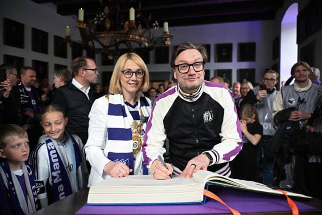 Champion celebration in the town hall after the promotion of VfL Osnabrück on 17 05 2026 Mayor of Osnabrück Katharina Pötter Poetter receives the promoted and champion VfL Osnabrück, here managing director Michael Welling Osnabrueck signs the Golden Book of the City of Osnabrück MT