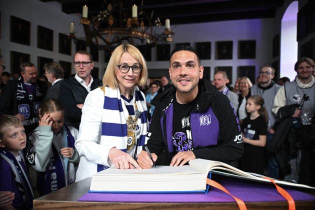 Champion celebration in the town hall after the promotion of VfL Osnabrück on 17 05 2026 Mayor of Osnabrück Katharina Pötter Poetter receives the promoted and champion VfL Osnabrück, here Technical Director Daniel Latkowski Osnabrueck signs the Golden Book of the City of Osnabrück MT