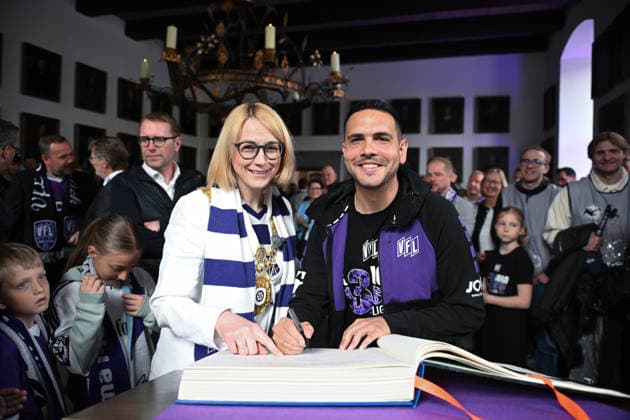 Champion celebration in the town hall after the promotion of VfL Osnabrück on 17 05 2026 Mayor of Osnabrück Katharina Pötter Poetter receives the promoted and champion VfL Osnabrück, here Technical Director Daniel Latkowski Osnabrueck signs the Golden Book of the City of Osnabrück MT