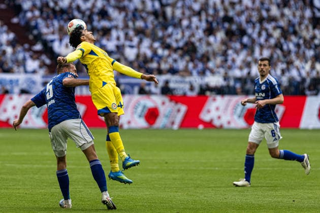 2 Fußball Bundesliga Schalke 04 Eintracht Braunschweig 17 05 2026 Timo Becker FC Schalke 04, 5 , Johan Gomez Eintracht Braunschweig, 44 2 Fußball Bundesliga Schalke 04 Eintracht Braunschweig Veltins Arena, Gelsenkirchen 17 05 2026 DFL regulations prohibit any use of photographs as image sequences and or quasi video Copyright: xBEAUTIFULxSPORTS Buriakovx