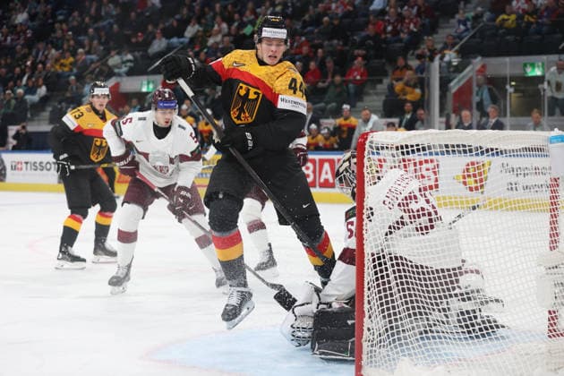 17 05 2026 Swiss Life Arena Zuerich , SWITZERLAND, Men IIHF World Championship Zurich 2026 Group A Germany Latvia Joshua Samanski GER ahead of goaltender Kristers Gudlevskis LAT