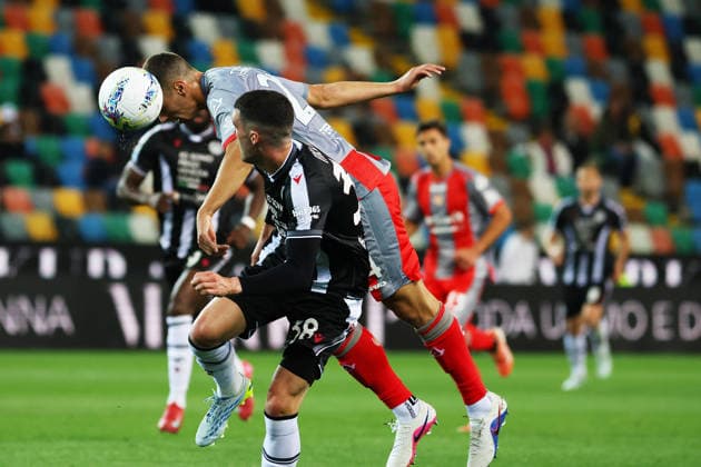Cremonese s Filippo Terracciano fights for the ball with UdineseÕs Lennon Miller during the Serie A soccer match between Udinese and Cremonese at the Bluenergy Stadium in Udine, north east Italy - Sunday, May 17,2026 - soccer  Copyright: xAndreaxBressanutti LaPressex