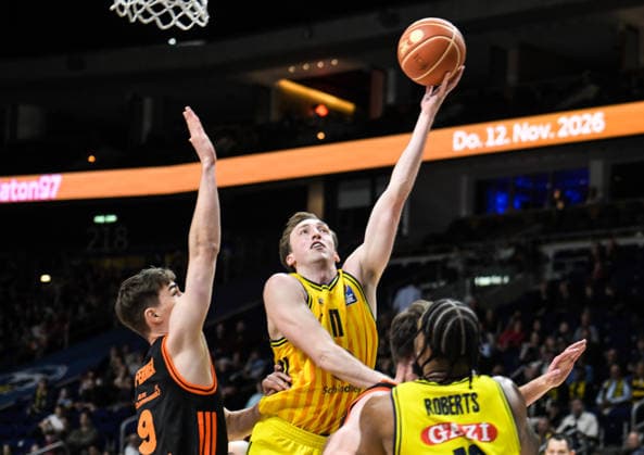 17 05 2026, xlakx, Basketball easyCredit BBL Bundesliga Playoffs, Alba Berlin SC Rasta Vechta v l Joschka Ferner Rasta Vechta , Moses Wood Alba Berlin , Jwan Roberts Alba Berlin duel, duel, fight, tackle Berlin