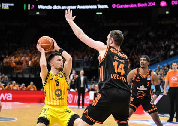 17 05 2026, xlakx, Basketball easyCredit BBL Bundesliga Playoffs, Alba Berlin SC Rasta Vechta v l Martin Hermannsson Alba Berlin , Philipp Herkenhoff Rasta Vechta duel, duel, fight, tackle Berlin