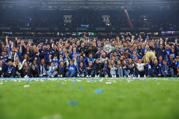2 Bundesliga FC Schalke 04 Eintracht Braunschweig on 17 05 2026 in the Veltins Arena on Schalke The FC Schalke 04 team celebrates the championship trophy for the 2 Bundesliga with employees of the club MH