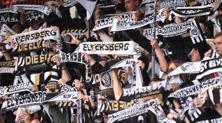 17 05 2026, Football, Men, 2 Bundesliga, Season 2025 2026, SV 07 Elversberg SC Preußen Münster, Fans of SV 07 Elversberg hold up their scarves Elversberg Ursapharm Arena an der Kaiserlinde Saarland Germany DEU Copyright: xSebastianxBachx