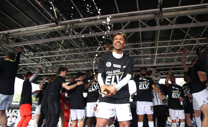17 05 2026, Football, Men, 2 Bundesliga, Season 2025 2026, SV 07 Elversberg SC Preußen Münster, The SV 07 Elversberg team celebrates promotion to the 1 Bundesliga on a stage, Bambase Conte SV 07 Elversberg Elversberg Ursapharm Arena an der Kaiserlinde Saarland Germany DEU Copyright: xSebastianxBachx