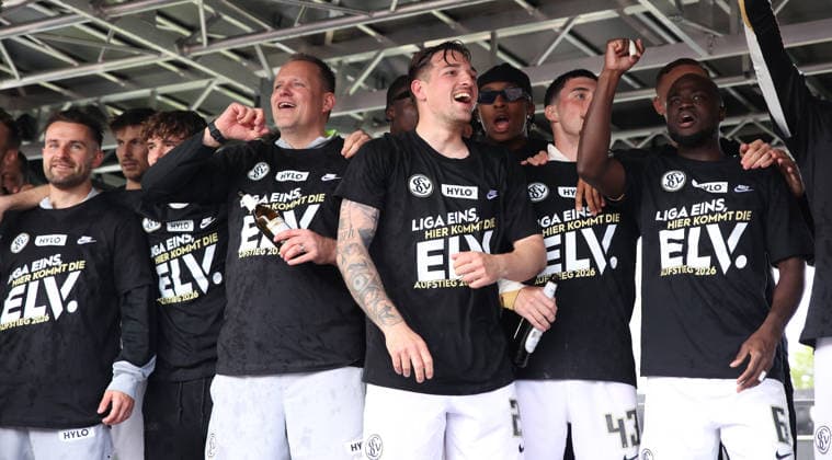 17 05 2026, Football, Men, 2 Bundesliga, Season 2025 2026, SV 07 Elversberg SC Preußen Münster, The SV 07 Elversberg team celebrates promotion to the 1 Bundesliga on a stage, Luca Schnellbacher SV 07 Elversberg Elversberg Ursapharm Arena an der Kaiserlinde Saarland Germany DEU Copyright: xSebastianxBachx