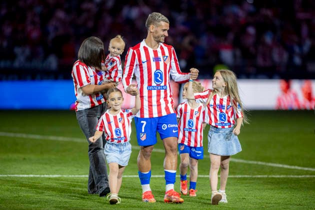 Atletico de Madrid vs Girona FC - LaLiga EA Sports - 17 05 2026 Antoine Griezmann of Atletico de Madrid and his family during the LaLiga EA Sports match between Atletico de Madrid and Girona FC at Riyadh Air Metropolitano Stadium on May 17, 2026 in Madrid, Spain. Madrid Spain Copyright: xMarinaxFrutos PGSxPhotoxAgencyx