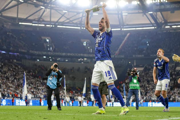 17 05 2026, GER, Soccer, Men, 2 BL, Season 2025 2026, FC Schalke 04 Eintracht Braunschweig Kenan Karaman S04 with the championship trophy in his hand Gelsenkirchen VELTINS Arena Nordrhein Westfalen Germany Copyright: xAdrianxSchlüterx