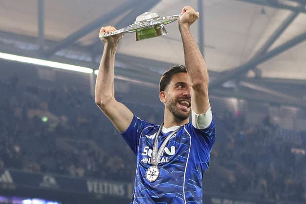 17 05 2026, GER, Soccer, Men, 2 BL, Season 2025 2026, FC Schalke 04 Eintracht Braunschweig Kenan Karaman S04 with the championship trophy in his hand Gelsenkirchen VELTINS Arena Nordrhein Westfalen Germany Copyright: xAdrianxSchlüterx