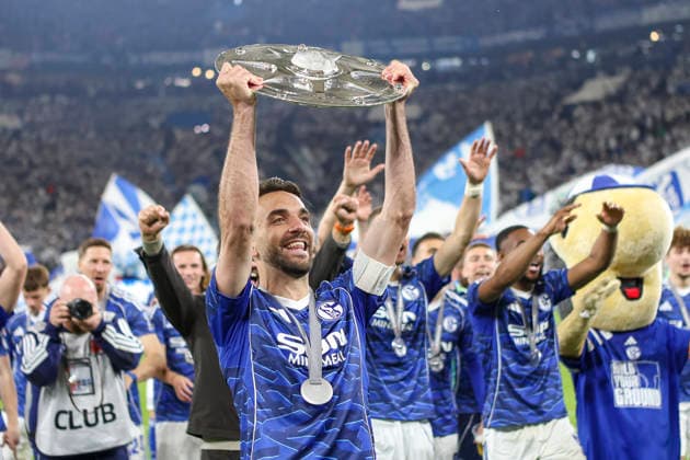 17 05 2026, GER, Football, Men, 2 BL, Season 2025 2026, FC Schalke 04 Eintracht Braunschweig Kenan Karaman S04 holds the 2 Bundesliga championship trophy over his head Gelsenkirchen VELTINS Arena Nordrhein Westfalen Germany Copyright: xAdrianxSchlüterx