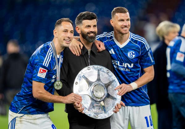 Nikola Katic FC Schalke 04, 25 , Miron Muslic FC Schalke 04, Trainer, Coach and Edin Dzeko FC Schalke 04, 10 FC Schalke 04 Eintracht Braunschweig, 2 Bundesliga, 34 Matchday, Veltins Arena Gelsenkirchen, Season 2025 2026, 17 05 2026 DFB regulations prohibit any use of photographs as image sequences and or quasi video Copyright: HMBxMedia xMarcoxBader