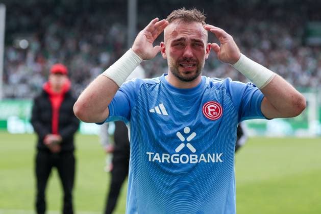 Florian Kastenmeier 33 Fortuna Duesseldorf crying with the fans, after relegation, dejection, disappointment, SpVgg Greuther Fuerth vs Fortuna Duesseldorf, Football, Men, 2 Bundesliga, DFL, Season 2025 2026, 34 Matchday, Second round, 17 05 2026 DFB regulations prohibit any use of photographs as image sequences and or quasi video Fuerth Bayern Germany Copyright: xkolbert-press MartinxAgüerax